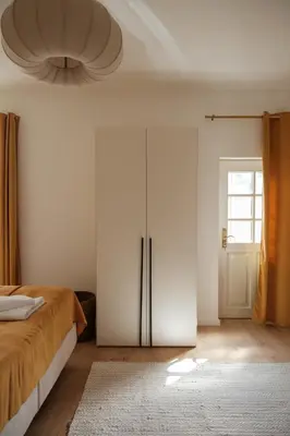 Ein Bett oder Betten in einem Zimmer der Unterkunft Urlaub in der Nestkoje - Kinderfreundliche Ferienwohnung mit Babyausstattung