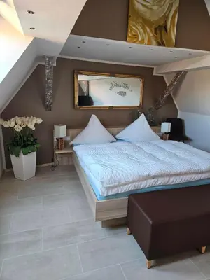 Ein Bett oder Betten in einem Zimmer der Unterkunft Kleines Landhaus Wendel