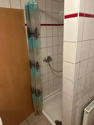 Ein Badezimmer in der Unterkunft 3 Schlafzimmer, Wohnzimmer, Küche, Bad, Terrasse, Parkplatz