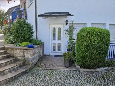 Ein Garten an der Unterkunft Gemütliche und gepflegte Ferienwohnung in Bad Wimpfen