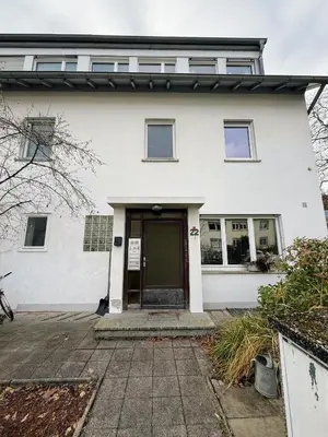 Eine Fassade oder ein Eingang zu tolemoni