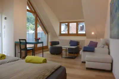Ein Sitzbereich in der Unterkunft Gruppen und Familienstadthaus 5-6 Betten, 4 Bäder, 2 Terrassen und Balkon