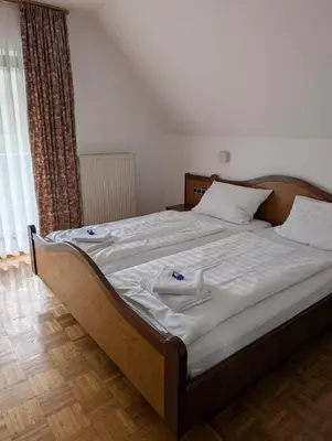 Ein Bett oder Betten in einem Zimmer der Unterkunft Pension zur Linde
