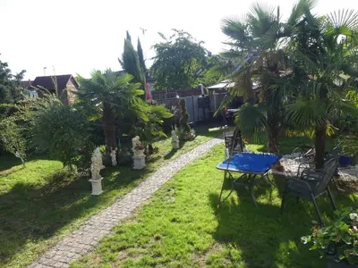 Ein Garten an der Unterkunft Guesthouse König