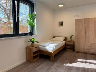 Ein Bett oder Betten in einem Zimmer der Unterkunft Deluxe 5-Bedroom Apartment with Modern Kitchen and Two Bathrooms