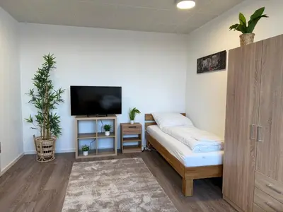Ein Bett oder Betten in einem Zimmer der Unterkunft Deluxe 5-Bedroom Apartment with Modern Kitchen and Two Bathrooms