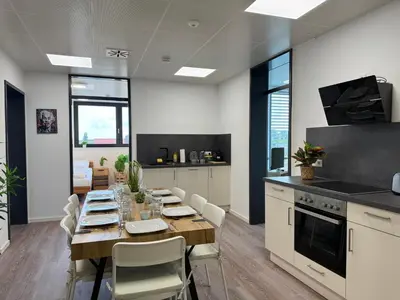 Küche/Küchenzeile in der Unterkunft Deluxe 5-Bedroom Apartment with Modern Kitchen and Two Bathrooms
