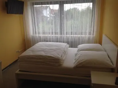 Ein Bett oder Betten in einem Zimmer der Unterkunft Hotel-Pension Schlossgarten