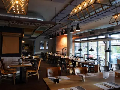 Ein Restaurant oder anderes Speiselokal in der Unterkunft Eastside Apartment Karlsruhe