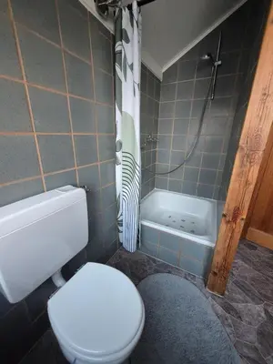Ein Badezimmer in der Unterkunft Unterkunft Julian