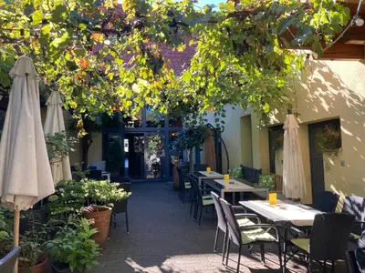 Ein Restaurant oder anderes Speiselokal in der Unterkunft Hofschänke