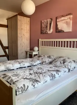 Ein Bett oder Betten in einem Zimmer der Unterkunft Hofschänke