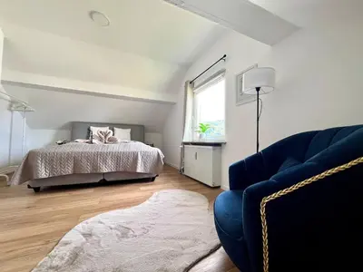 Ein Bett oder Betten in einem Zimmer der Unterkunft 2 Zimmer Dachwohnung mit Burgblick und Kingsize Bett