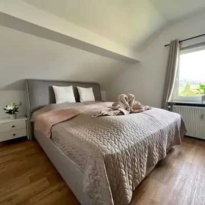 2 Zimmer Dachwohnung mit Burgblick und Kingsize Bett
