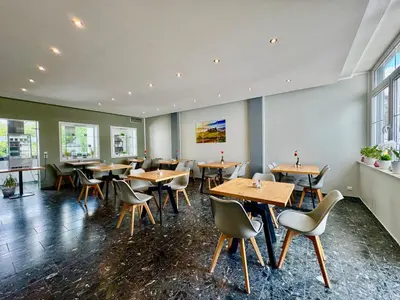 Ein Restaurant oder anderes Speiselokal in der Unterkunft Villa Heusenstamm