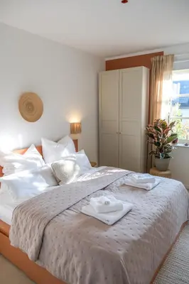 Ein Bett oder Betten in einem Zimmer der Unterkunft Zenkoje - Ankommen, Entspannen mit Garten, Terrasse, 2 Schlafzimmern und 2 Bädern!