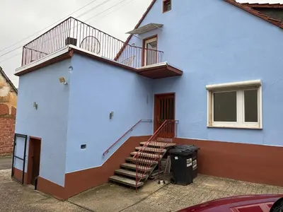 Das Gebäude in dem sich das Ferienhaus befindet