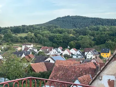 Ein allgemeiner Bergblick oder ein Berglick von des Ferienhauses aus