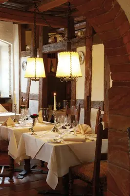Ein Restaurant oder anderes Speiselokal in der Unterkunft Landhotel der Schafhof Amorbach