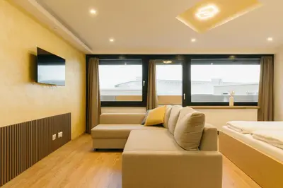 TV/Unterhaltungsangebot in der Unterkunft 2 separate Apartments direkt in der City mit privaten Stellplätzen max 1,65m Höhe und 1,8m Breite für bis zu 8 Personen