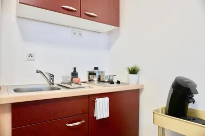 Küche/Küchenzeile in der Unterkunft 2 separate Apartments direkt in der City mit privaten Stellplätzen max 1,65m Höhe und 1,8m Breite für bis zu 8 Personen