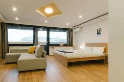 Ein Sitzbereich in der Unterkunft 2 separate Apartments direkt in der City mit privaten Stellplätzen max 1,65m Höhe und 1,8m Breite für bis zu 8 Personen