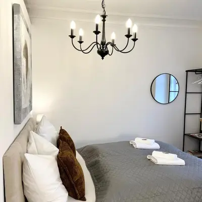 Ein Bett oder Betten in einem Zimmer der Unterkunft BELLA - Business&Family Ap 2, 100m zum Konzerteingang Schloß, Parkplatz, Smart TV, Netflix, Waschmaschine, 24h Checkin, 30 qm