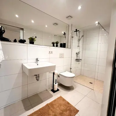 Ein Badezimmer in der Unterkunft BELLA - Business&Family Ap 2, 100m zum Konzerteingang Schloß, Parkplatz, Smart TV, Netflix, Waschmaschine, 24h Checkin, 30 qm