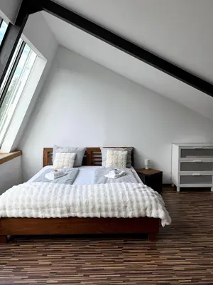 Ein Bett oder Betten in einem Zimmer der Unterkunft Design-Ferienhaus mit Garten, Kino & 5 Schlafzimmern