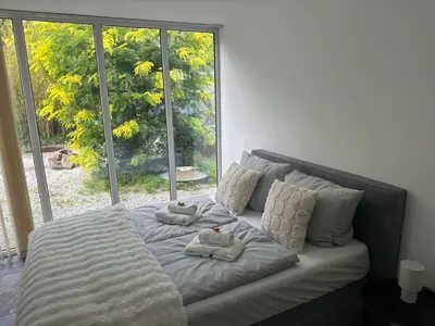 Ein Bett oder Betten in einem Zimmer der Unterkunft Design-Ferienhaus mit Garten, Kino & 5 Schlafzimmern