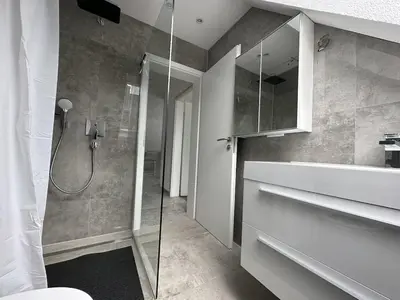 Ein Badezimmer in der Unterkunft New construction attic apartment top amenities