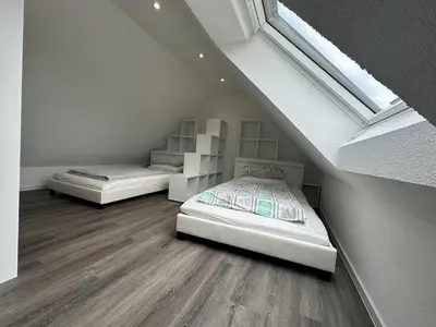 Ein Bett oder Betten in einem Zimmer der Unterkunft New construction attic apartment top amenities