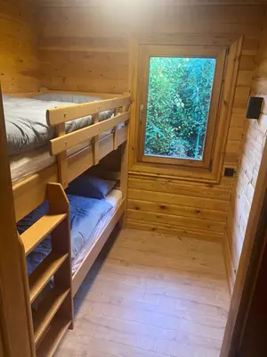 Ein Bett oder Betten in einem Zimmer der Unterkunft Ruhige Hütte mit toller Aussicht
