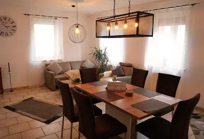 Ein Sitzbereich in der Unterkunft Ferienwohnung Ferienhaus Wörrstadt