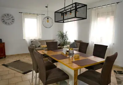 Ein Sitzbereich in der Unterkunft Ferienwohnung Ferienhaus Wörrstadt