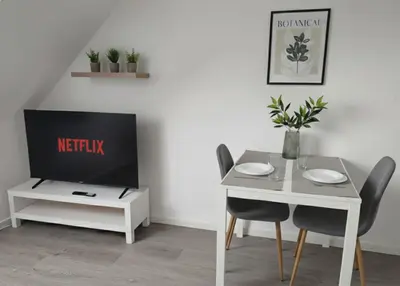 TV/Unterhaltungsangebot in der Unterkunft Bruchsal Business Apartment - Schreibtisch - Smart-TV