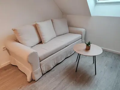 Ein Sitzbereich in der Unterkunft Bruchsal Business Apartment - Schreibtisch - Smart-TV