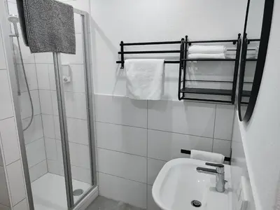 Ein Badezimmer in der Unterkunft Bruchsal Business Apartment - Schreibtisch - Smart-TV