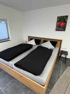 Ein Bett oder Betten in einem Zimmer der Unterkunft Ferienwohnung Tee - Time - Lodge und Kirsch - Kiste