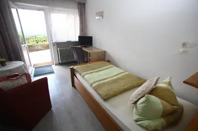 Ein Bett oder Betten in einem Zimmer der Unterkunft Pension Weinberg mit Landhaus Nizza
