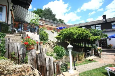 Ein Garten an der Unterkunft Pension Weinberg mit Landhaus Nizza