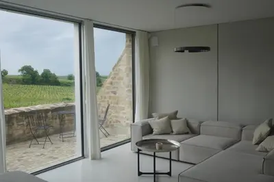 Ein Sitzbereich in der Unterkunft Modernes Apartment in den Weinbergen der Pfalz