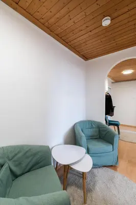 Ein Sitzbereich in der Unterkunft 3-Zimmer-6-Einzelbetten-Parkplatz auf Anfrage