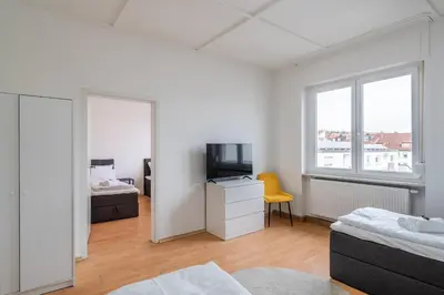 Ein Bett oder Betten in einem Zimmer der Unterkunft 3-Zimmer-6-Einzelbetten-Parkplatz auf Anfrage