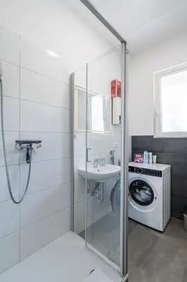 Ein Badezimmer in der Unterkunft 7-Einzelbetten-3-Zimmer-NEUES-BAD-Wama