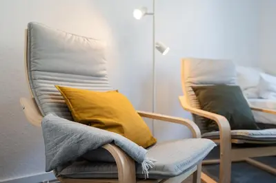 Ein Sitzbereich in der Unterkunft 7-Einzelbetten-3-Zimmer-NEUES-BAD-Wama
