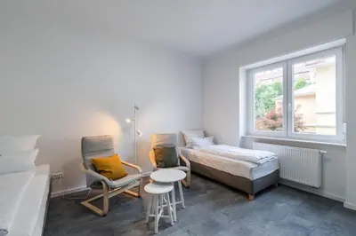 Ein Sitzbereich in der Unterkunft 7-Einzelbetten-3-Zimmer-NEUES-BAD-Wama