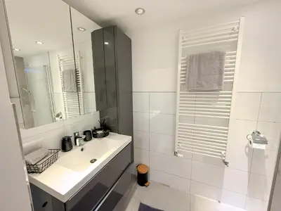 Ein Badezimmer in der Unterkunft Modernes Haus direkt am Rhein
