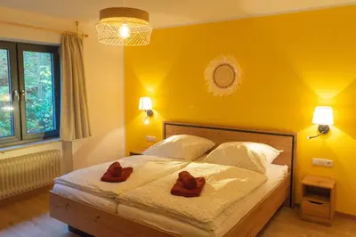 Ein Bett oder Betten in einem Zimmer der Unterkunft Ferienwohnung Feuer im Ferienhaus am Waldbach