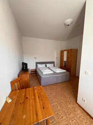 Ein Bett oder Betten in einem Zimmer der Unterkunft Gasthaus & Pension Grüner Baum Eberbach